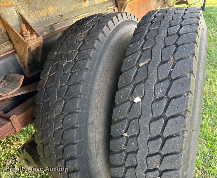 image for item EQ1322 1983 Ford L800 flatbed truck