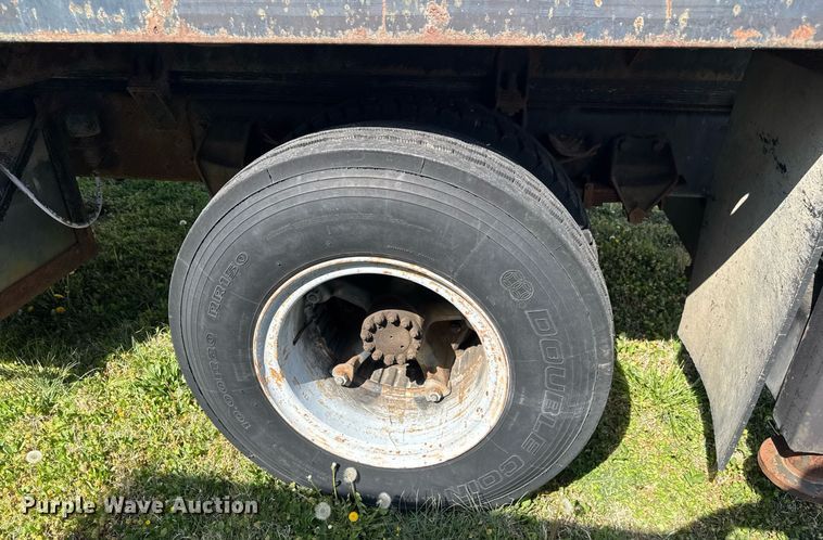 image for item EQ1322 1983 Ford L800 flatbed truck