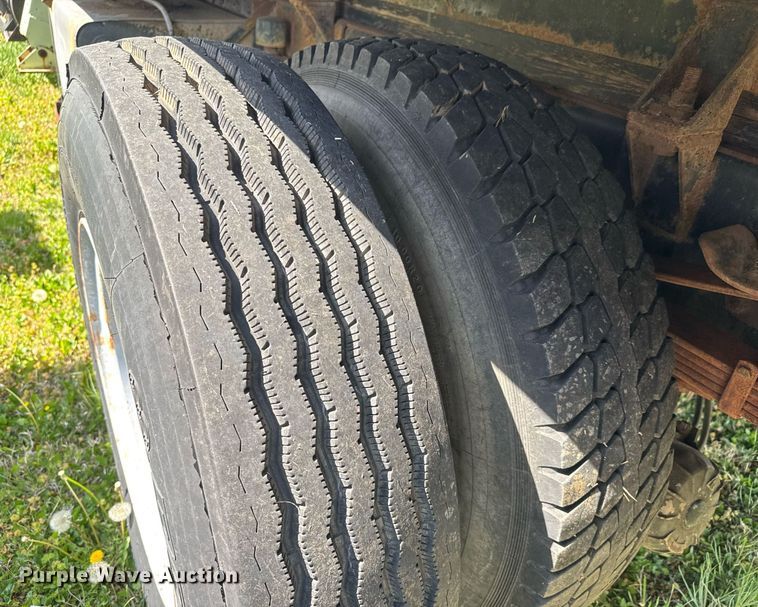 image for item EQ1322 1983 Ford L800 flatbed truck