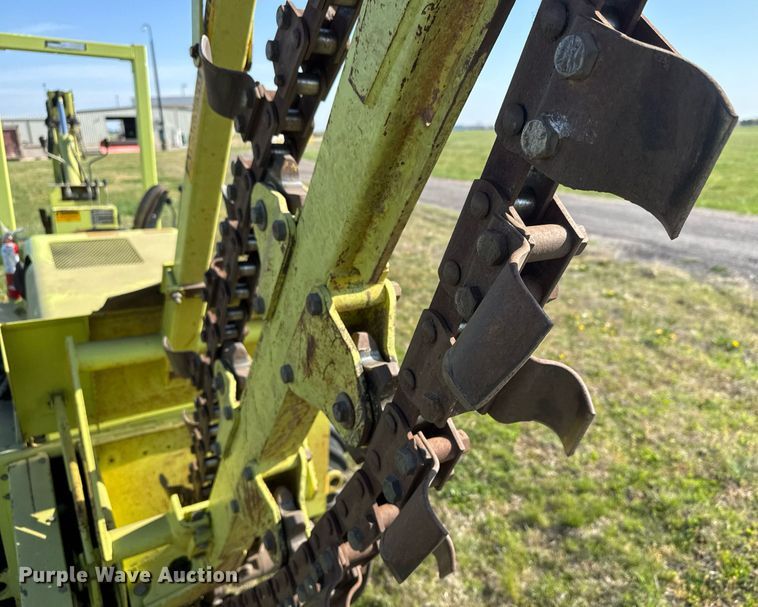 image for item EQ1326 1985 Case 30 + 4 trencher