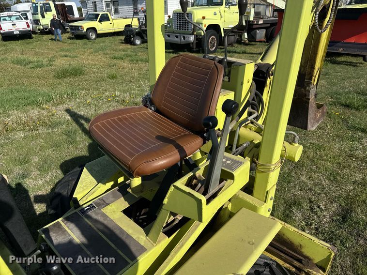 image for item EQ1326 1985 Case 30 + 4 trencher