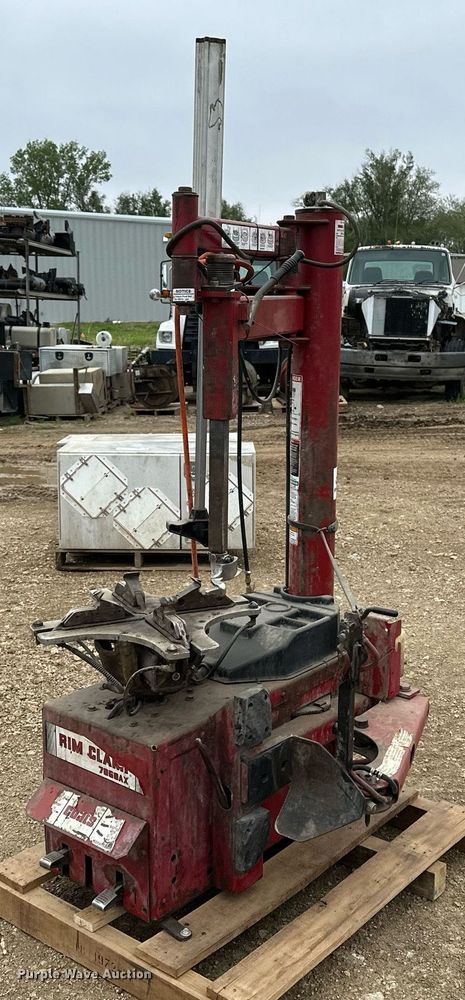 image for item DF8496 Coats Rim Clamp 7060AX tire machine