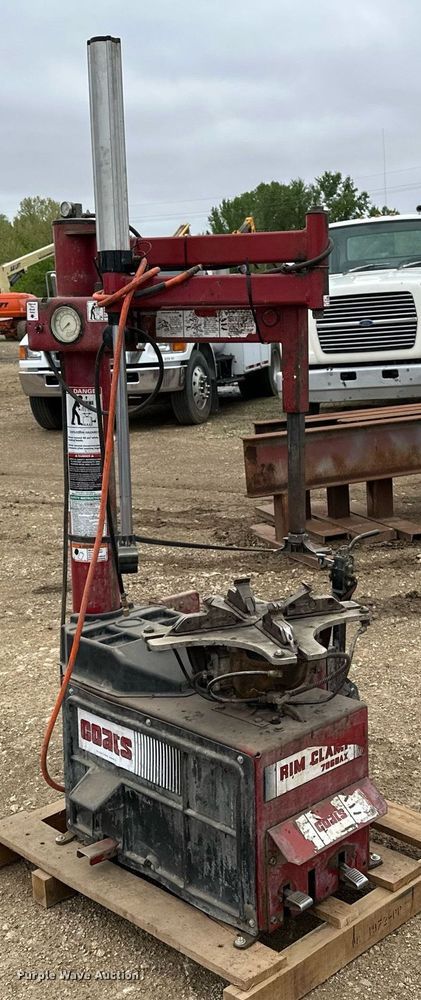 image for item DF8496 Coats Rim Clamp 7060AX tire machine