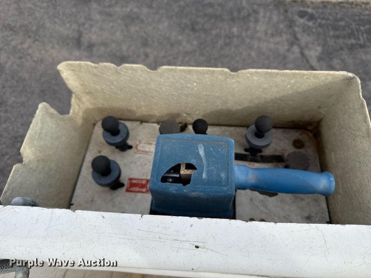 image for item DM5592 2014 Dodge Ram 5500 bucket truck