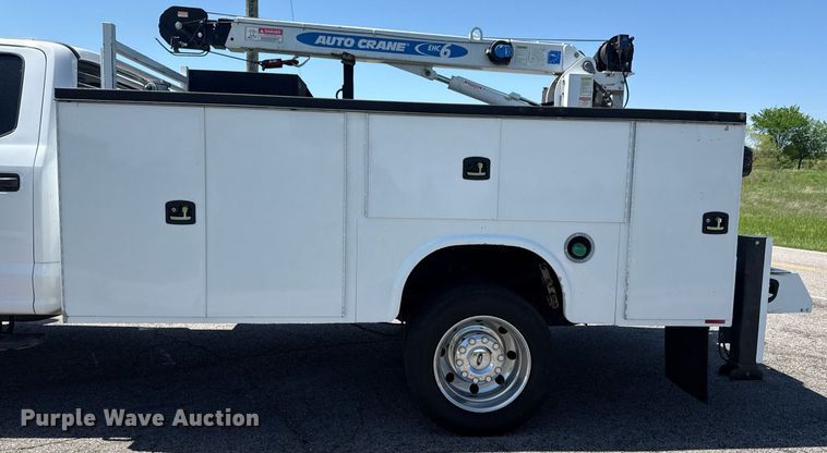 image for item DM5721 2019 Ford F550 Super Duty Crew Cab utility / service truck