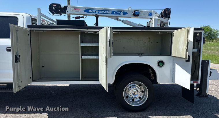 image for item DM5721 2019 Ford F550 Super Duty Crew Cab utility / service truck