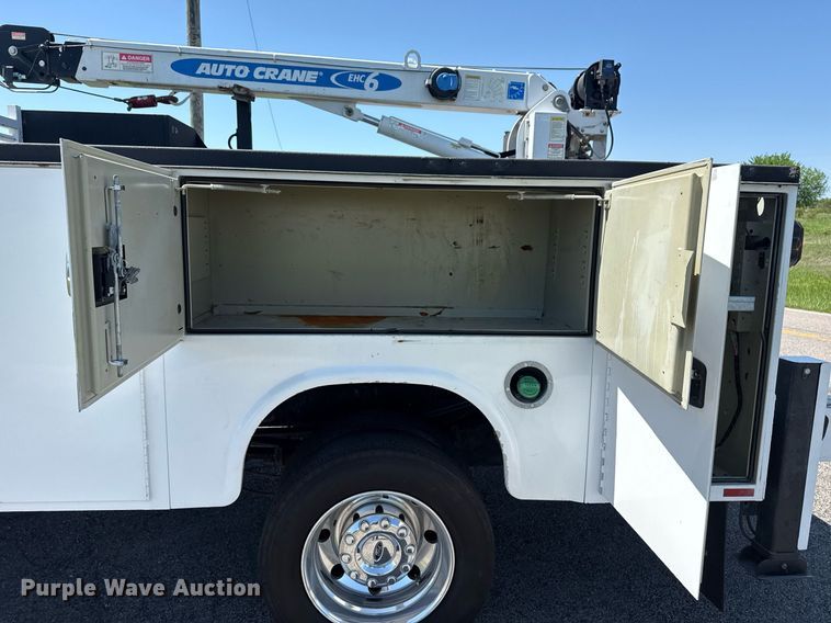 image for item DM5721 2019 Ford F550 Super Duty Crew Cab utility / service truck