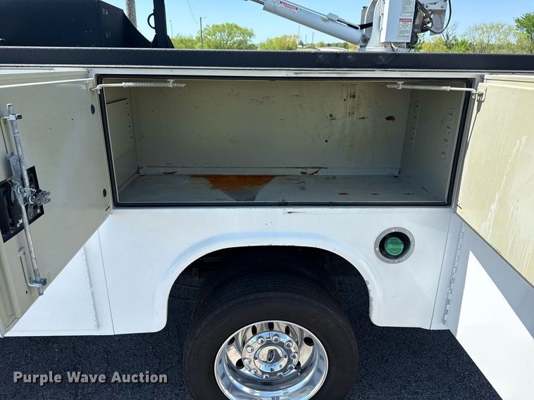 image for item DM5721 2019 Ford F550 Super Duty Crew Cab utility / service truck