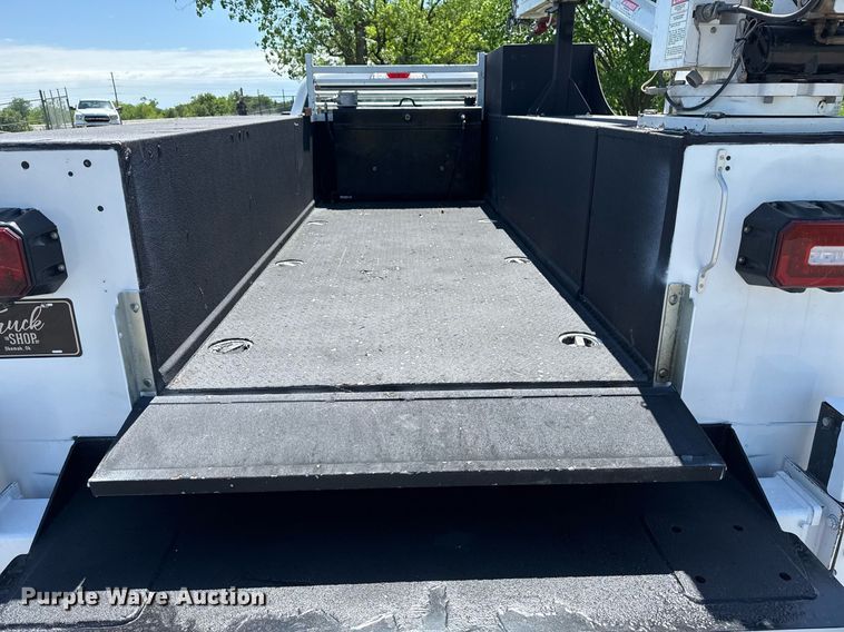 image for item DM5721 2019 Ford F550 Super Duty Crew Cab utility / service truck