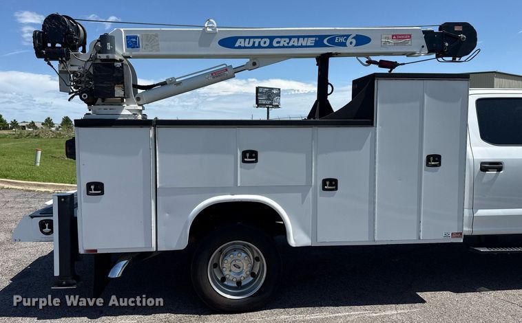 image for item DM5721 2019 Ford F550 Super Duty Crew Cab utility / service truck