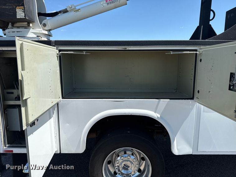 image for item DM5721 2019 Ford F550 Super Duty Crew Cab utility / service truck