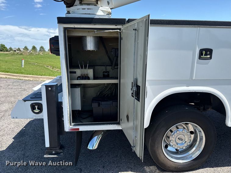 image for item DM5721 2019 Ford F550 Super Duty Crew Cab utility / service truck