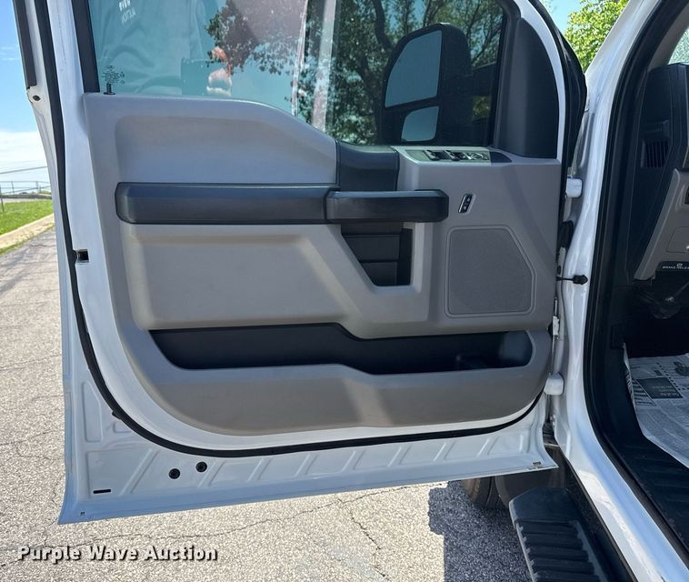 image for item DM5721 2019 Ford F550 Super Duty Crew Cab utility / service truck