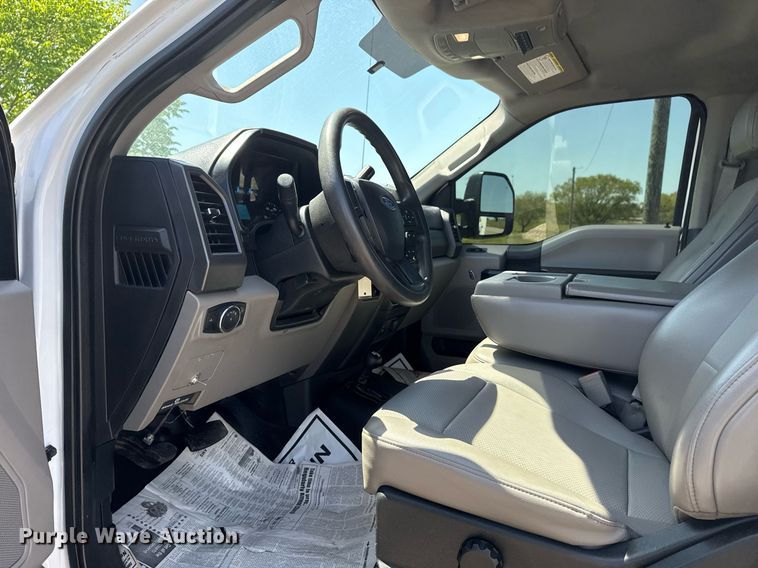 image for item DM5721 2019 Ford F550 Super Duty Crew Cab utility / service truck