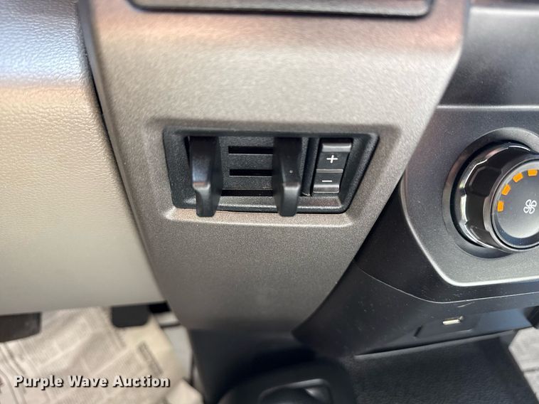 image for item DM5721 2019 Ford F550 Super Duty Crew Cab utility / service truck