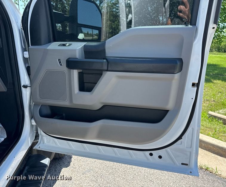 image for item DM5721 2019 Ford F550 Super Duty Crew Cab utility / service truck