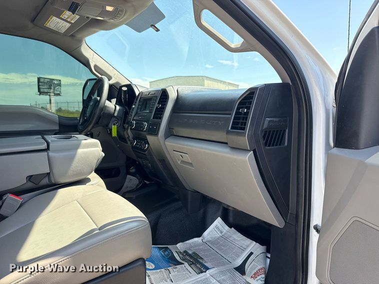 image for item DM5721 2019 Ford F550 Super Duty Crew Cab utility / service truck