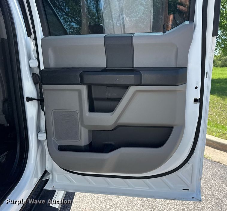 image for item DM5721 2019 Ford F550 Super Duty Crew Cab utility / service truck