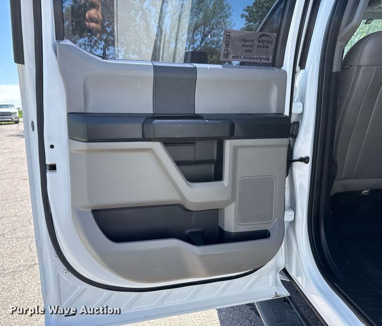 image for item DM5721 2019 Ford F550 Super Duty Crew Cab utility / service truck