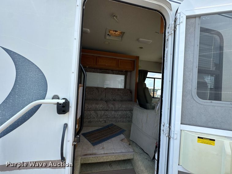 image for item DO0735 2004 Sightseer  Winnebago P32 RV