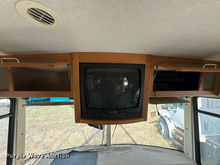 image for item DO0735 2004 Sightseer  Winnebago P32 RV