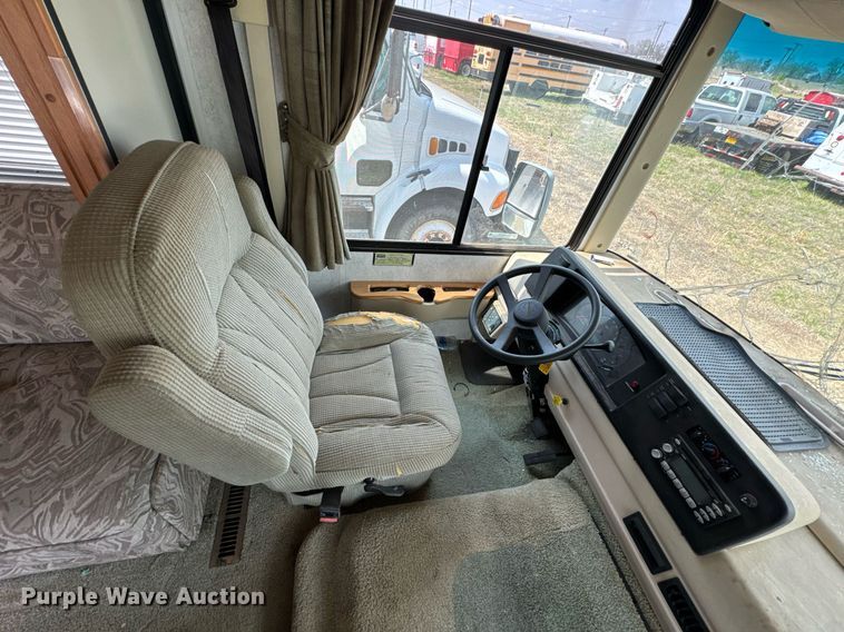 image for item DO0735 2004 Sightseer  Winnebago P32 RV