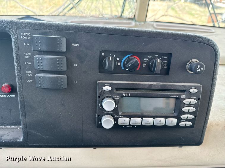 image for item DO0735 2004 Sightseer  Winnebago P32 RV