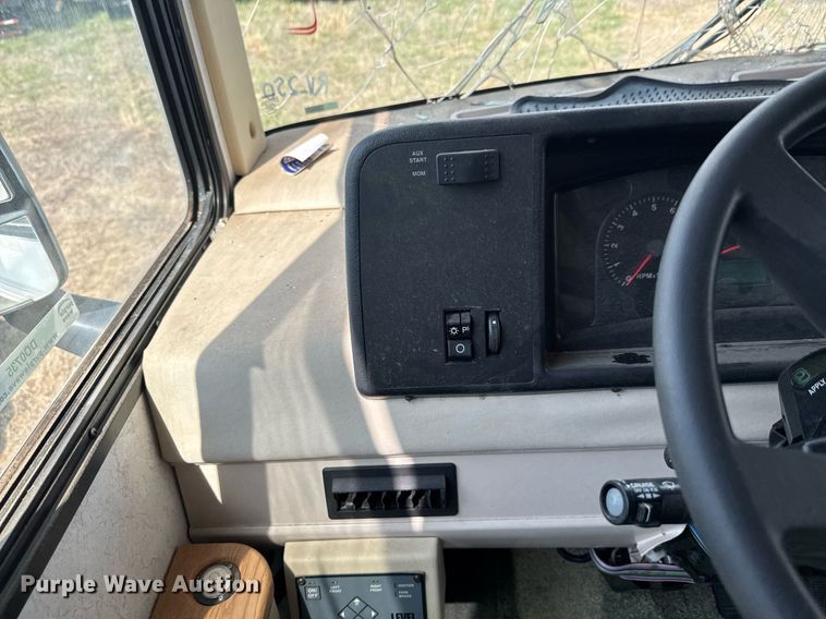 image for item DO0735 2004 Sightseer  Winnebago P32 RV