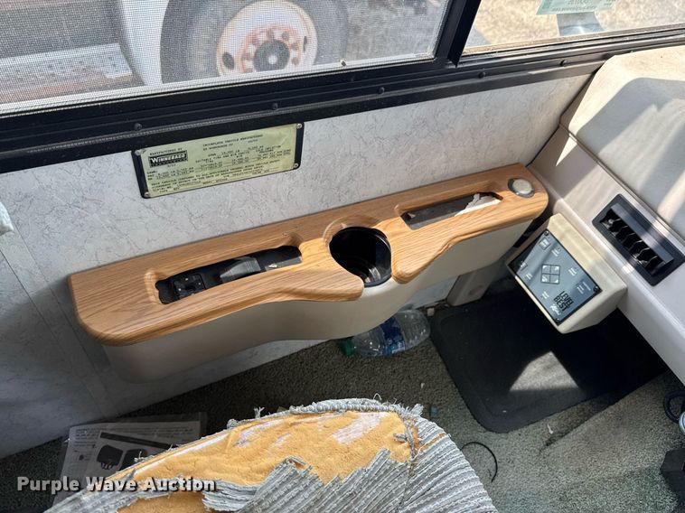 image for item DO0735 2004 Sightseer  Winnebago P32 RV