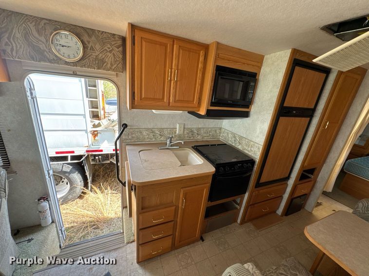 image for item DO0735 2004 Sightseer  Winnebago P32 RV