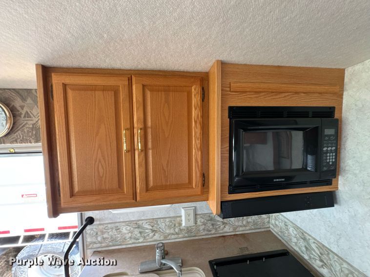 image for item DO0735 2004 Sightseer  Winnebago P32 RV