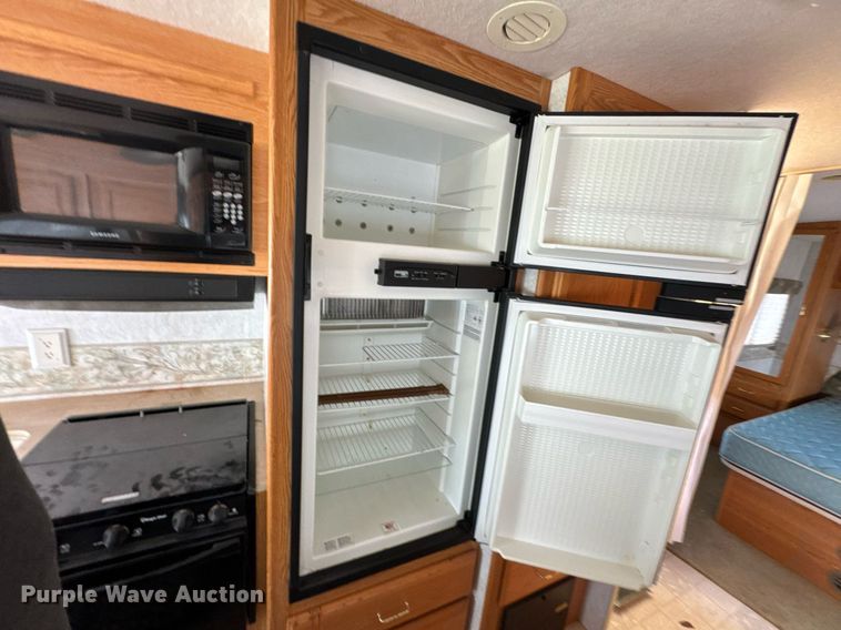 image for item DO0735 2004 Sightseer  Winnebago P32 RV