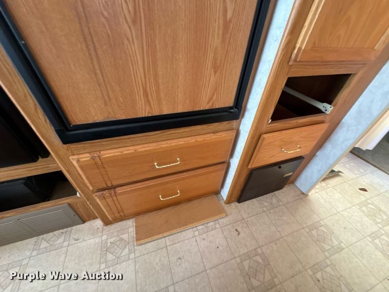 image for item DO0735 2004 Sightseer  Winnebago P32 RV