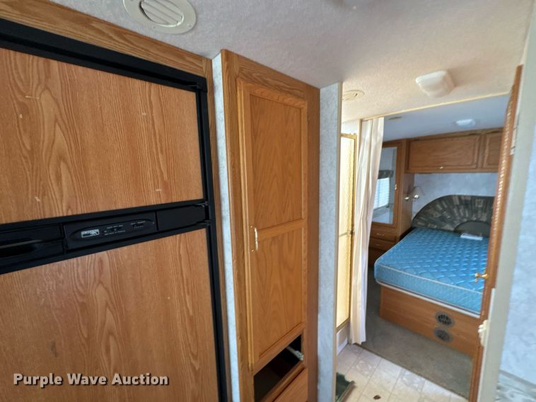 image for item DO0735 2004 Sightseer  Winnebago P32 RV