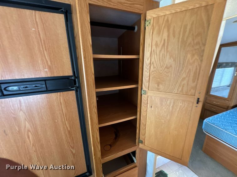 image for item DO0735 2004 Sightseer  Winnebago P32 RV