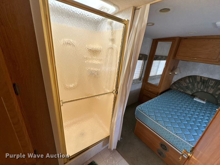 image for item DO0735 2004 Sightseer  Winnebago P32 RV