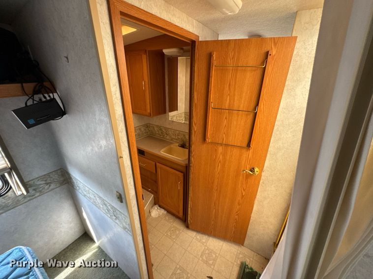 image for item DO0735 2004 Sightseer  Winnebago P32 RV