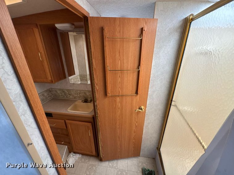 image for item DO0735 2004 Sightseer  Winnebago P32 RV