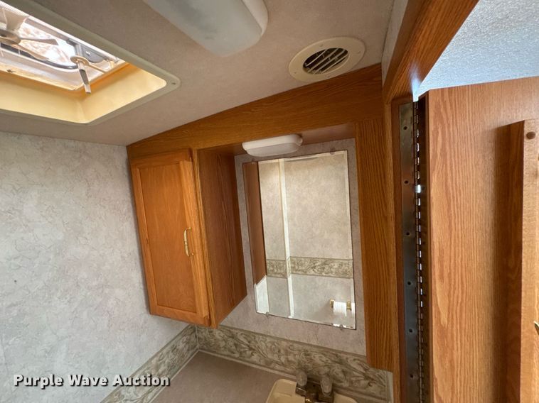 image for item DO0735 2004 Sightseer  Winnebago P32 RV