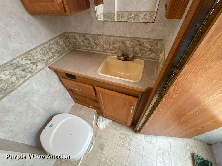 image for item DO0735 2004 Sightseer  Winnebago P32 RV