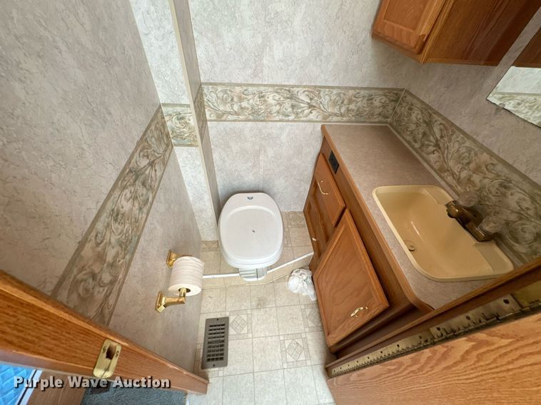 image for item DO0735 2004 Sightseer  Winnebago P32 RV