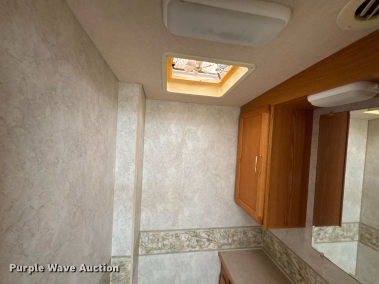 image for item DO0735 2004 Sightseer  Winnebago P32 RV