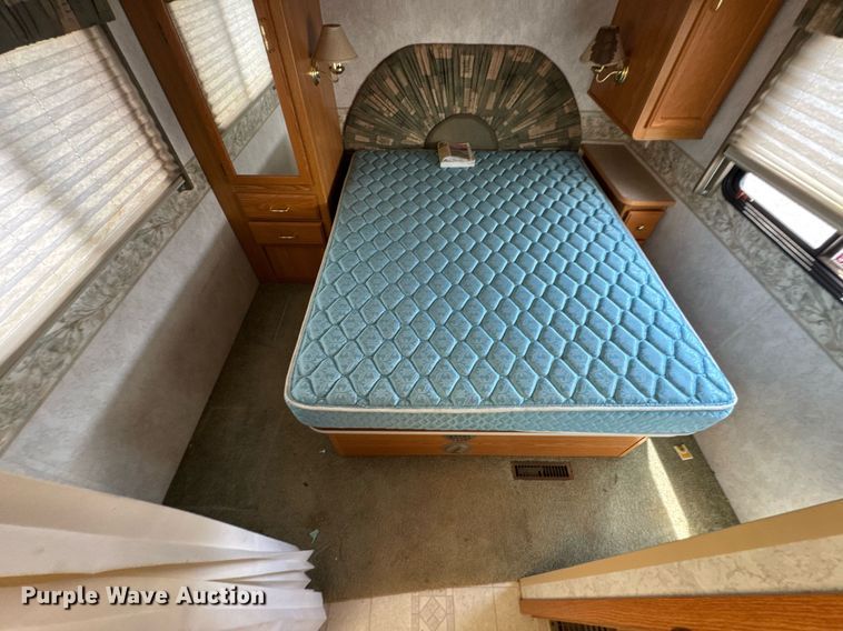 image for item DO0735 2004 Sightseer  Winnebago P32 RV