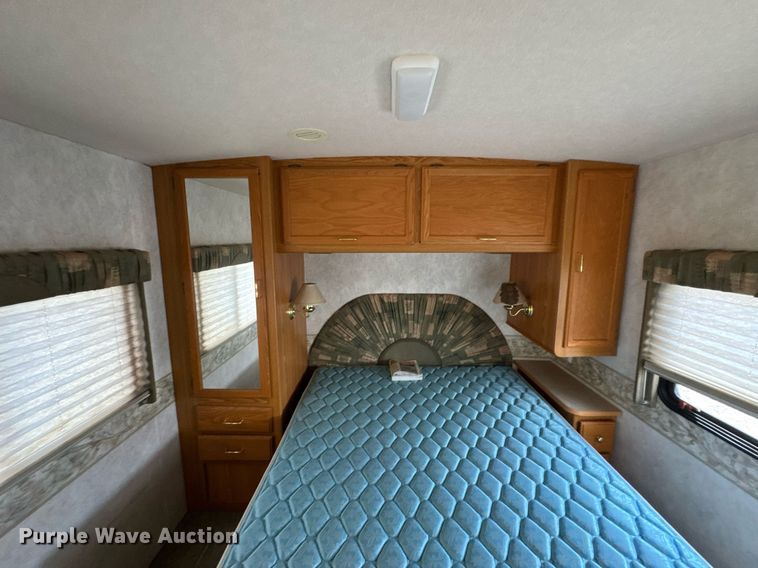 image for item DO0735 2004 Sightseer  Winnebago P32 RV