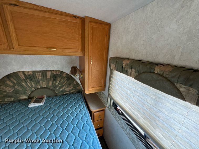 image for item DO0735 2004 Sightseer  Winnebago P32 RV
