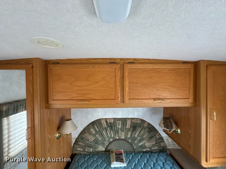 image for item DO0735 2004 Sightseer  Winnebago P32 RV