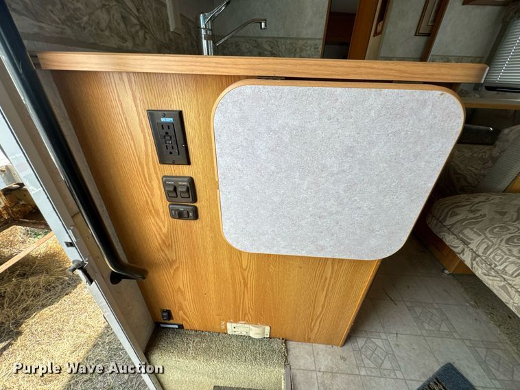 image for item DO0735 2004 Sightseer  Winnebago P32 RV