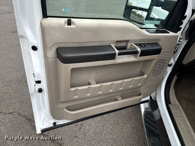 image for item DO0747 2010 Ford F350 Super Duty Crew Cab flatbed pickup truck