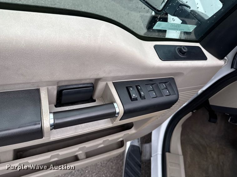 image for item DO0747 2010 Ford F350 Super Duty Crew Cab flatbed pickup truck