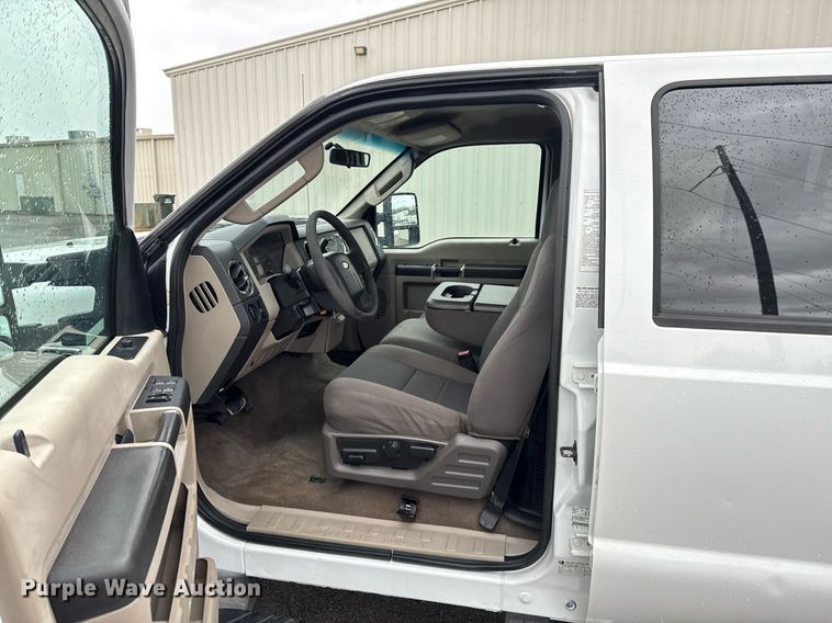 image for item DO0747 2010 Ford F350 Super Duty Crew Cab flatbed pickup truck